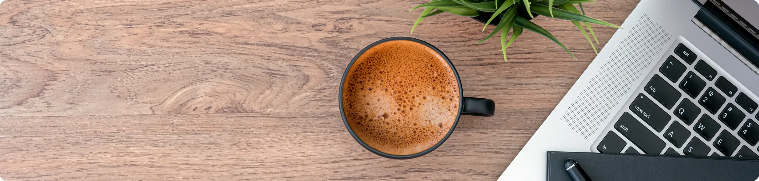 Bureau avec tasse de café et ordinateur